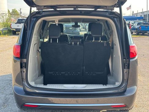 Used 2017 Chrysler Pacifica Limited w/ UConnect Theater Package FWD image 11