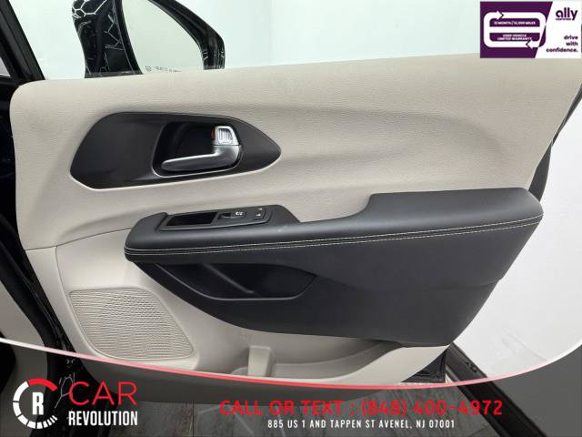 Used 2024 Chrysler Pacifica Touring-L FWD image 54