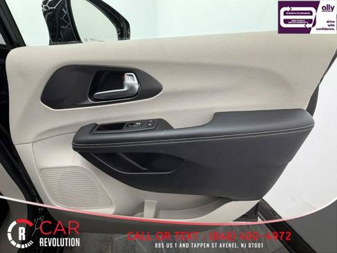 Used 2024 Chrysler Pacifica Touring-L FWD image 54