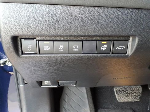 Used 2021 Toyota Venza Limited image 29