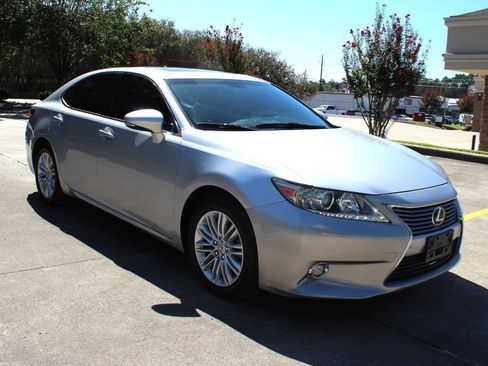 Used 2014 Lexus ES 350 w/ Luxury Package FWD image 2