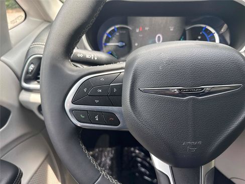 Used 2023 Chrysler Pacifica Touring-L FWD image 19