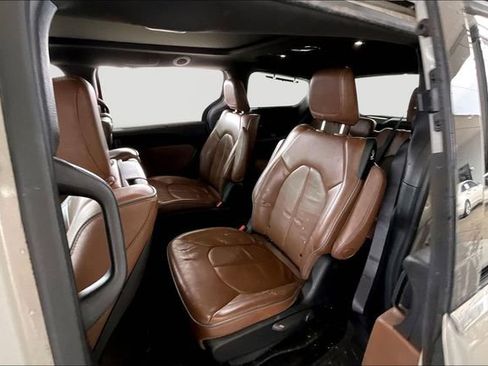 Used 2021 Chrysler Pacifica Limited w/ Uconnect Theater Family Group image 16