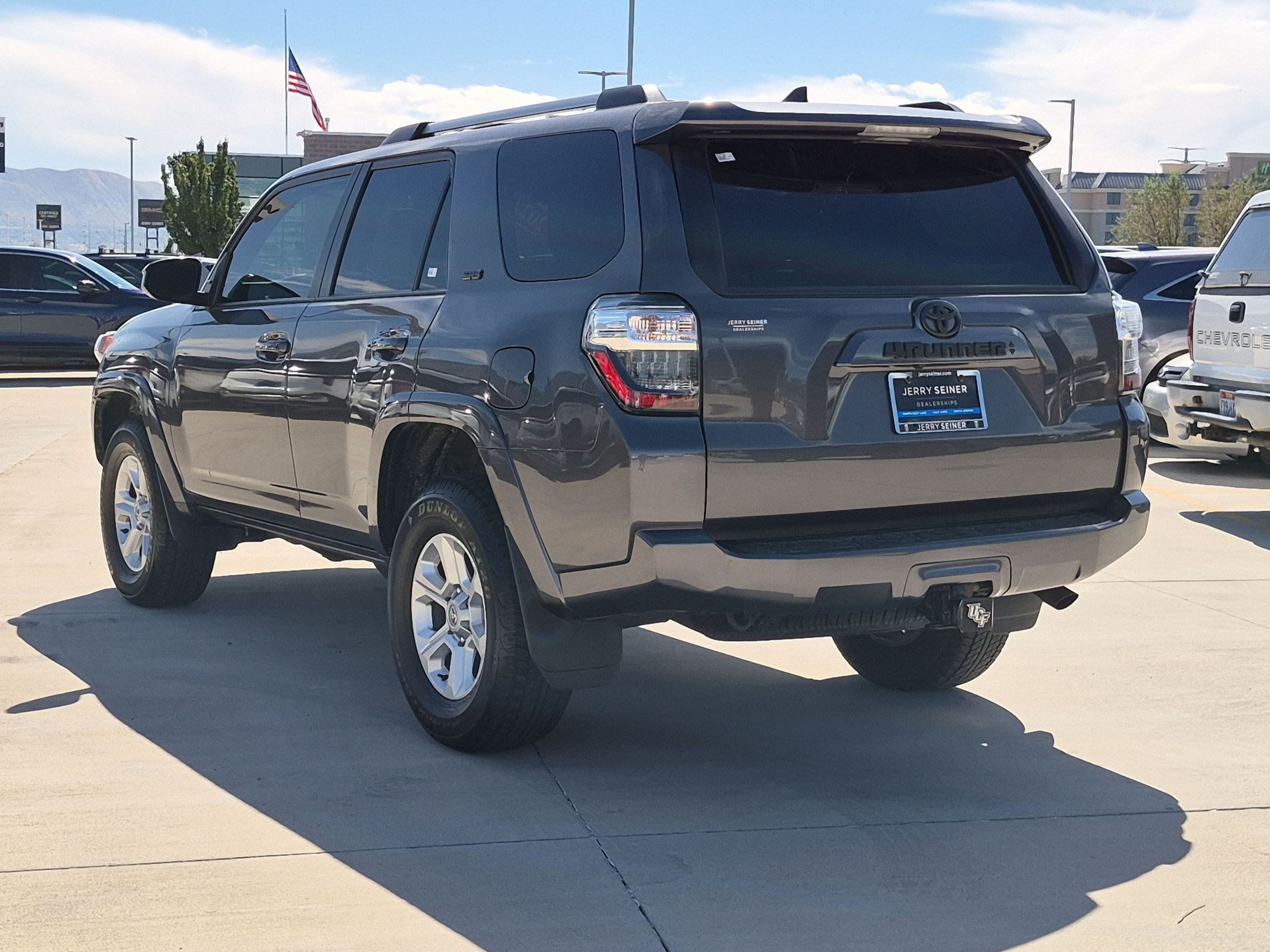 Used 2022 Toyota 4Runner SR5 AWD/4WD image 4