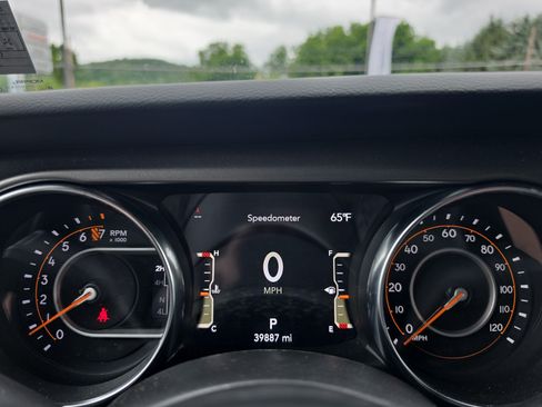 Used 2023 Jeep Gladiator Sport AWD/4WD image 24