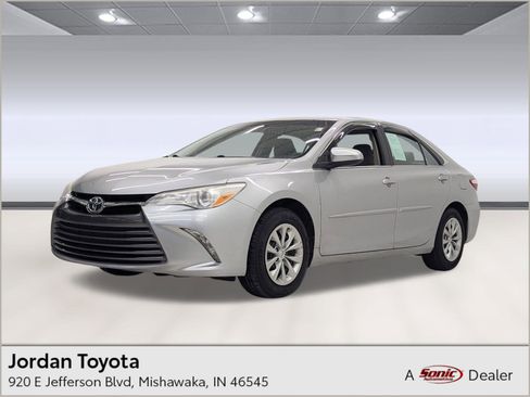 Used 2017 Toyota Camry LE image 1