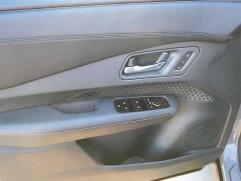 Used 2024 Nissan Ariya AWD image 21