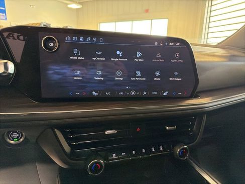 Used 2025 Chevrolet Suburban Z71 AWD/4WD image 16