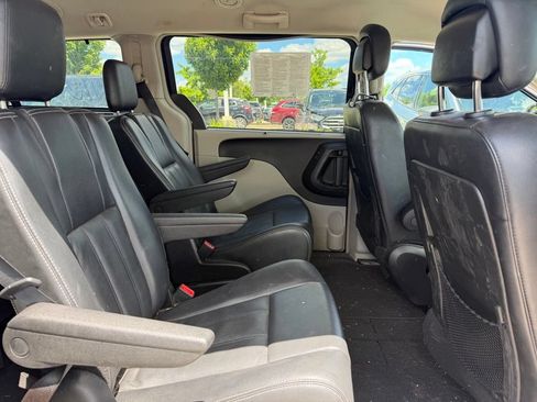 Used 2013 Chrysler Town & Country Touring FWD image 6