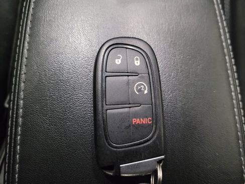 Used 2019 Jeep Cherokee Latitude Plus w/ Cold Weather Group AWD/4WD image 32