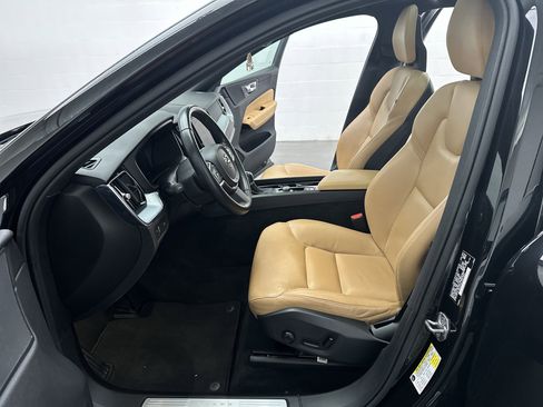 Used 2018 Volvo XC60 T5 Momentum w/ Convenience Package image 19