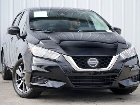 Used 2021 Nissan Versa SV image 2