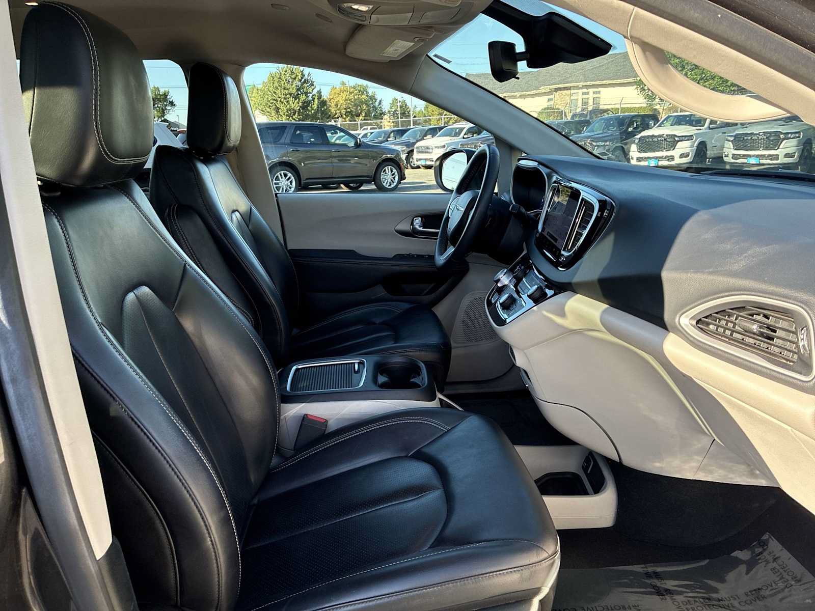 Used 2023 Chrysler Pacifica Touring-L FWD image 25