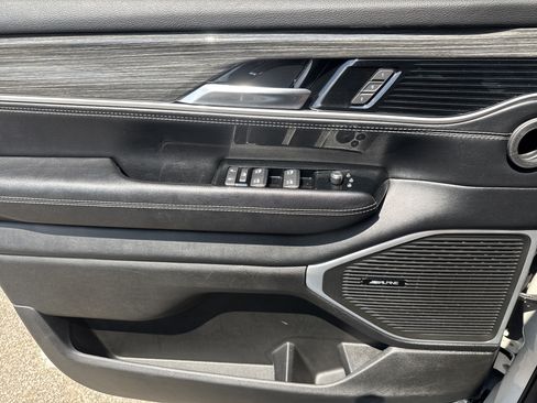 Used 2022 Jeep Wagoneer Series III RWD image 9