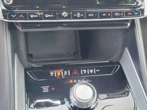 Used 2025 Jeep Wagoneer 4WD image 24