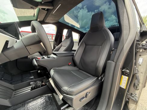 Used 2024 Tesla Cybertruck AWD Crew Cab image 16