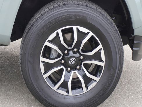 Used 2023 Toyota Tacoma TRD Sport w/ Advanced Technology Package image 5