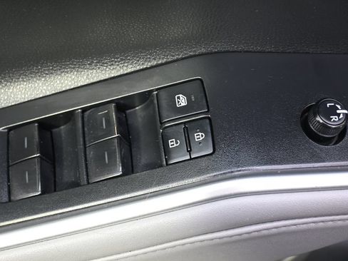 Used 2021 Toyota Highlander XLE AWD/4WD image 22