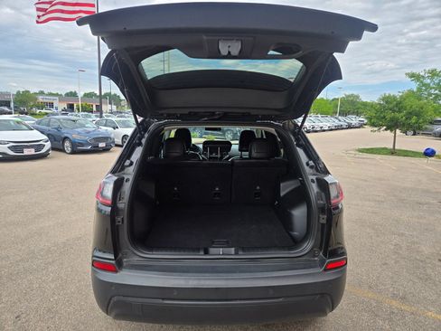 Used 2019 Jeep Cherokee Latitude Plus w/ Cold Weather Group AWD/4WD image 6