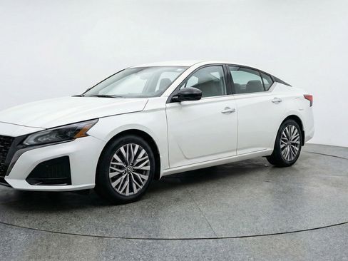 Used 2025 Nissan Altima 2.5 SV image 3