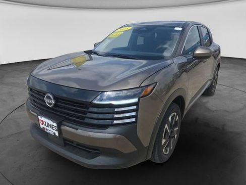 Used 2025 Nissan Kicks SV AWD/4WD image 3