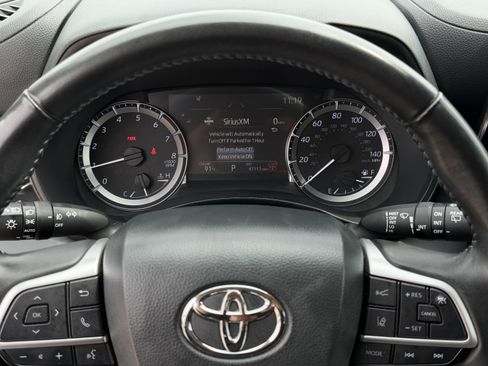 Used 2025 Toyota Highlander LE FWD image 20
