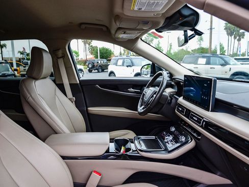 Used 2023 Lincoln Nautilus AWD w/ Premium Package image 16