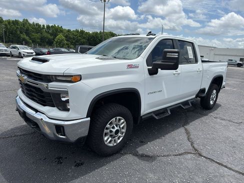 Used 2024 Chevrolet Silverado 2500 LT w/ Convenience Package AWD/4WD image 3