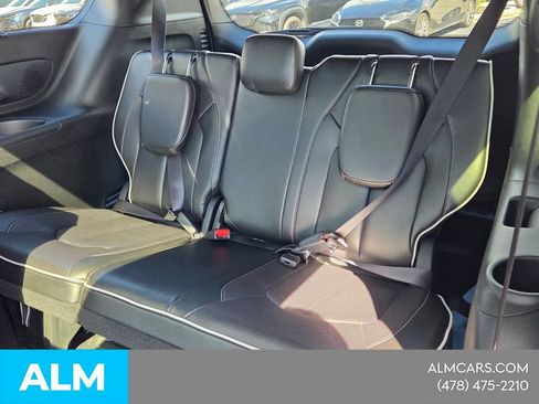 Used 2025 Chrysler Pacifica Limited FWD image 9