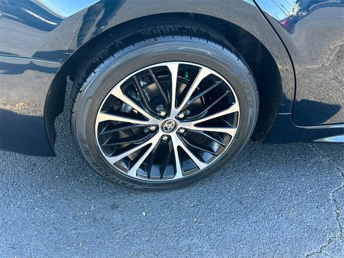 Used 2020 Toyota Camry SE image 17