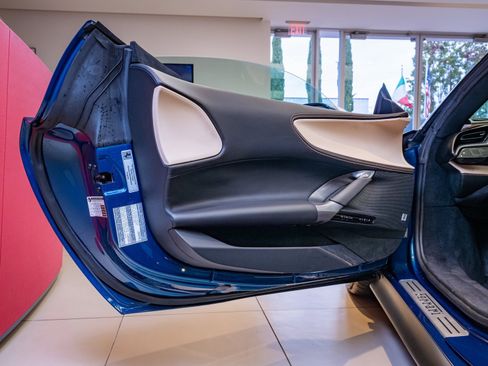 Used 2025 Ferrari SF90 Spider image 8