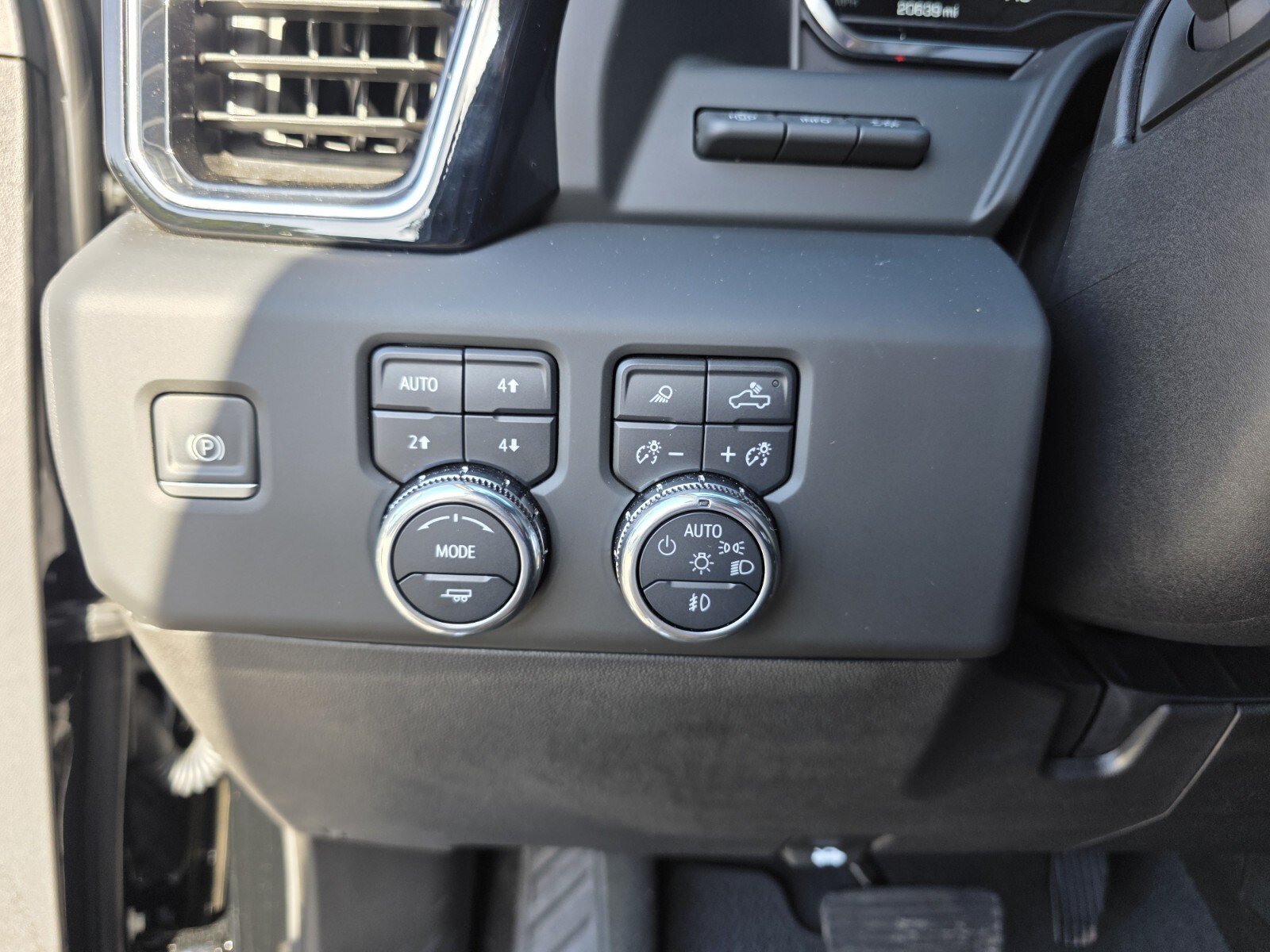 Used 2025 GMC Sierra 2500 Denali w/ Denali Reserve Package AWD/4WD image 25