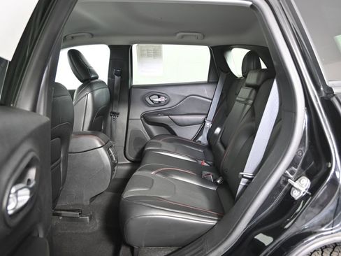 Used 2019 Jeep Cherokee Trailhawk image 18