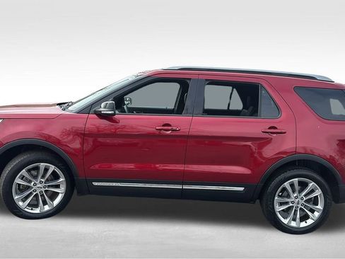 Used 2018 Ford Explorer XLT w/ Equipment Group 202A image 4