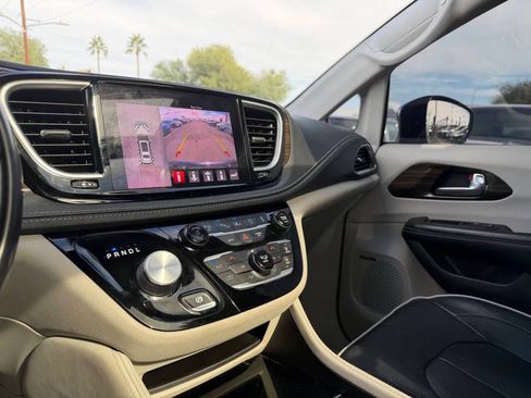 Used 2022 Chrysler Pacifica Limited FWD image 17