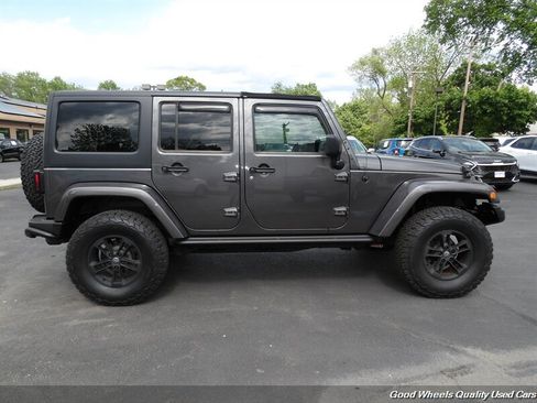 Used 2017 Jeep Wrangler Unlimited Sahara AWD/4WD image 4