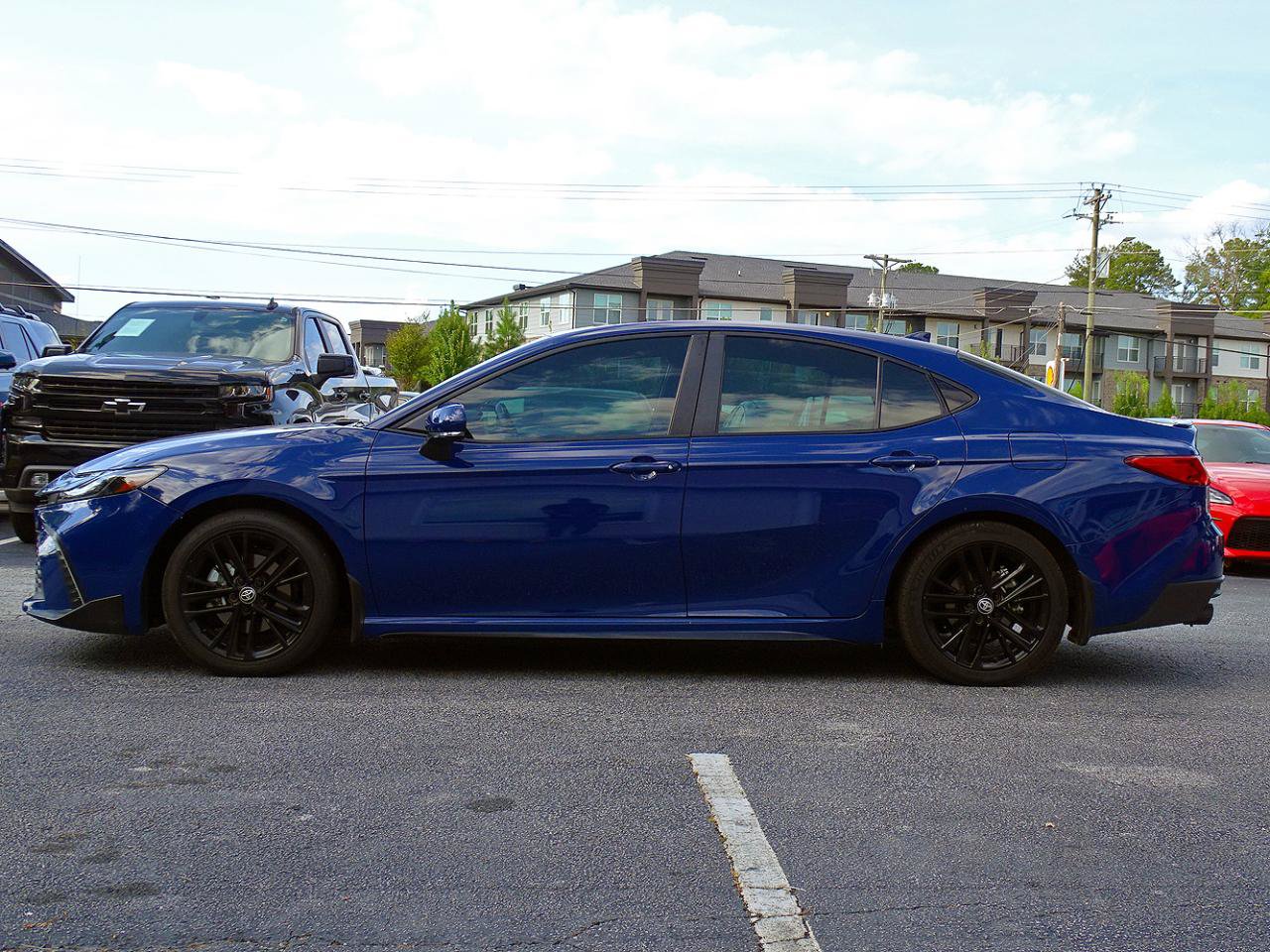 Used 2025 Toyota Camry SE w/ Convenience Package FWD image 5
