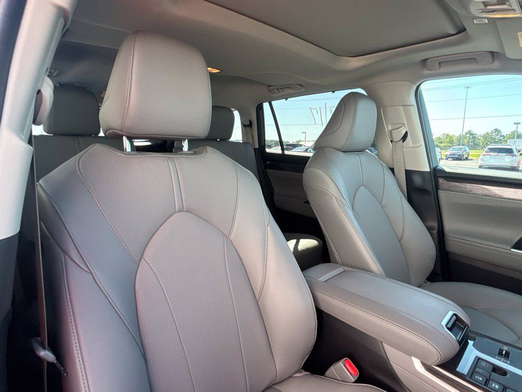 Used 2026 Toyota Highlander Limited AWD/4WD image 19