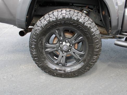 Used 2019 Toyota Tacoma TRD Sport AWD/4WD image 18