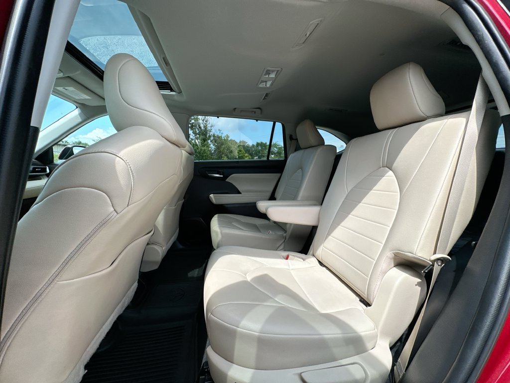Used 2022 Toyota Highlander XLE FWD image 17