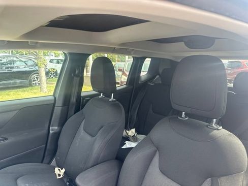 Used 2017 Jeep Renegade Latitude w/ Popular Equipment Group AWD/4WD image 9