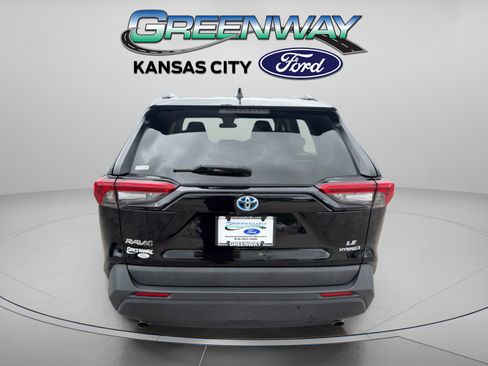 Used 2021 Toyota RAV4 LE AWD/4WD image 7