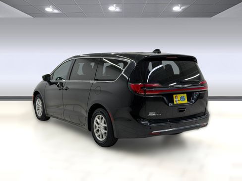 Used 2023 Chrysler Pacifica Touring-L FWD image 2