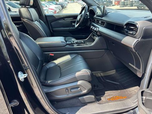 Used 2025 Honda Pilot TrailSport image 20