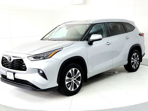 Used 2024 Toyota Highlander XLE AWD/4WD image 2