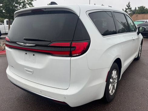 Used 2023 Chrysler Pacifica Touring-L FWD image 6
