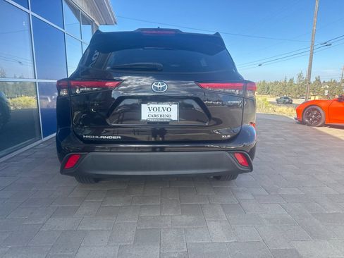 Used 2021 Toyota Highlander XLE AWD/4WD image 6
