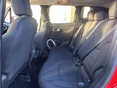 Used 2018 Jeep Renegade Latitude w/ Cold Weather Group image 10