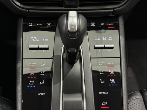 Certified 2025 Porsche Macan image 40