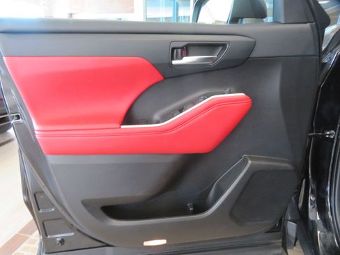 Used 2021 Toyota Highlander XSE image 13